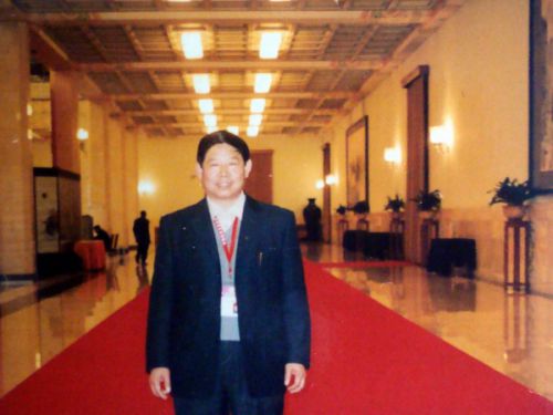 王玉德院长在人民大会堂内留影